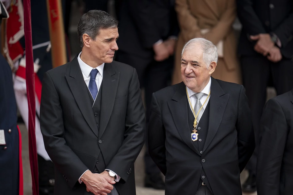 20. pedro sanchez candido conde pumpido jura constitucion
